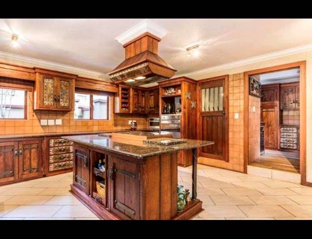 6 BEDROOM HOUSE FOR SALE IN MIDSTREAM ESTATE